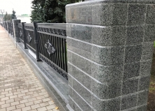 Отделка забора гранитом